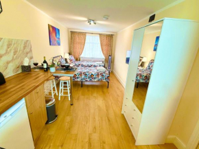 2bed Studio in London w Parking